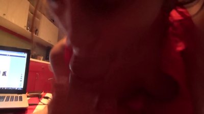 Школярка смокче член брата, поки нікого немає вдома