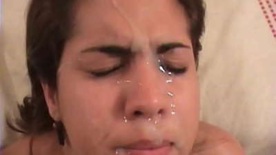 Красива латиноамериканська брюнетка займається грубим сексом